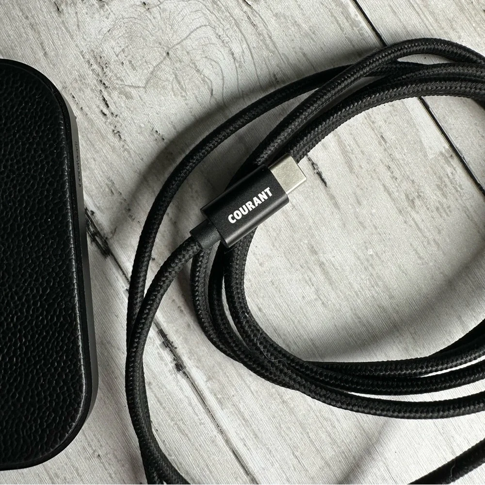 PREOWNED COURANT WIRELESS CHARGER FOR IPHONE BLACK WITH POWER CORD ￼